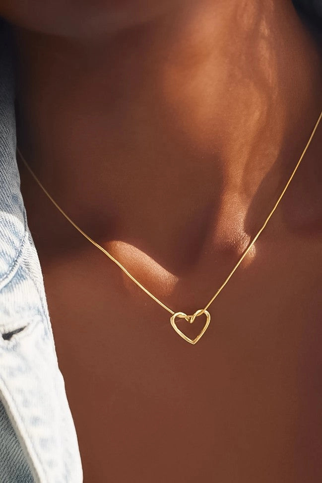 Close-up detail of the polished heart charm on the Kogi Jewelry 18K gold plated chain.