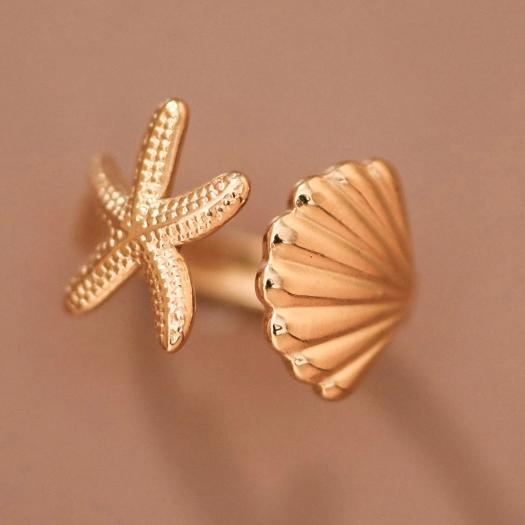 Close-up of the textured seashell element on the 18K gold plated nautical ring.