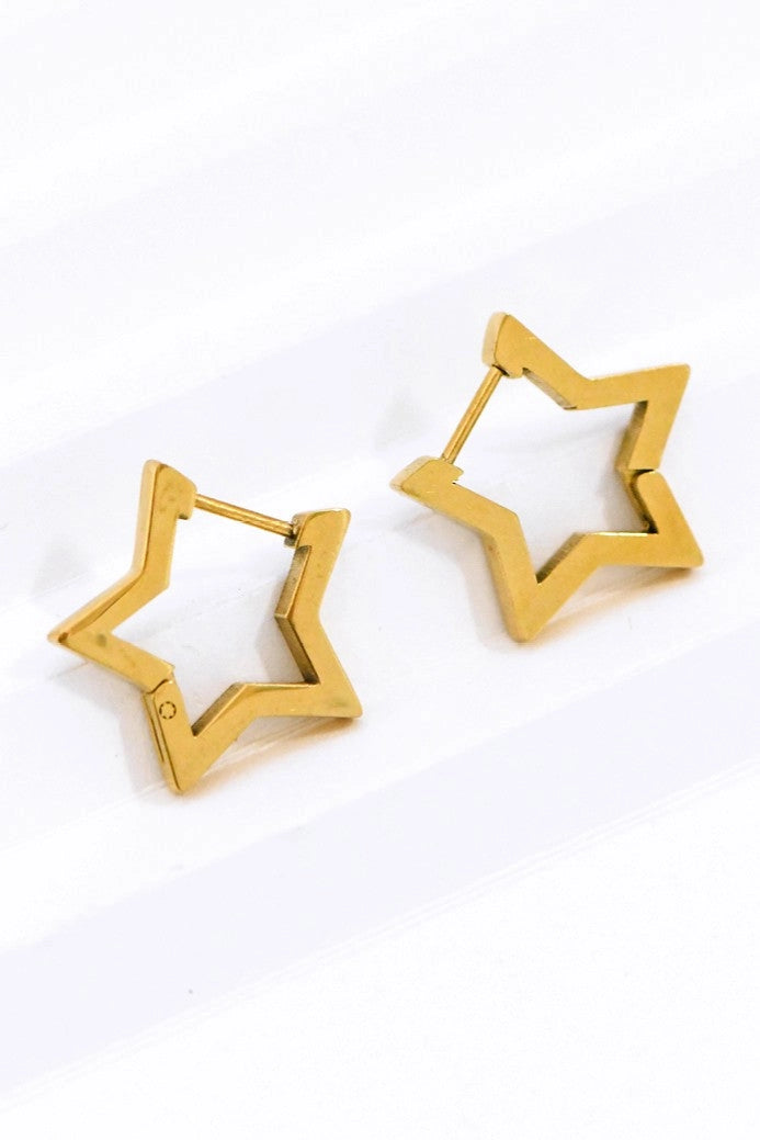 Close-up of the secure hinge closure and square-edge design of the gold star huggies.
