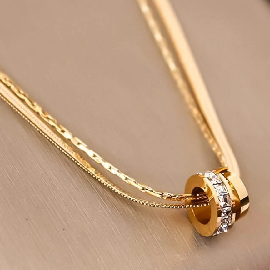 Close-up of the tarnish-free 18K gold finish on the herringbone and link chain set.